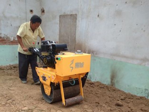 點擊查看詳細信息<br>標題：手扶式單輪壓路機工作照 閱讀次數(shù)：12367