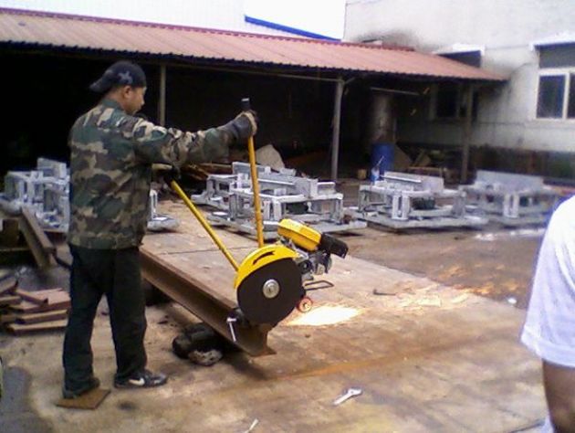 點(diǎn)擊查看詳細(xì)信息<br>標(biāo)題：內(nèi)燃鋸軌機(jī)工作照 閱讀次數(shù)：11740