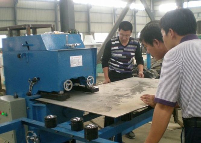 點(diǎn)擊查看詳細(xì)信息<br>標(biāo)題：固定式平板坡口機(jī)工作照 閱讀次數(shù)：11195